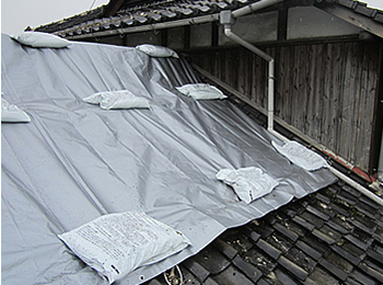 屋根の応急処置